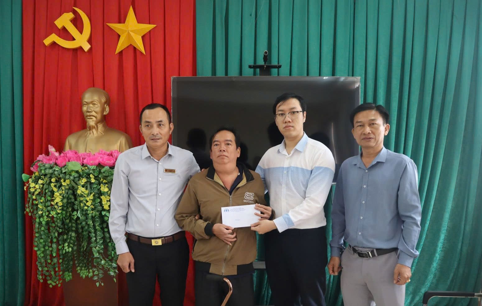 Thăm hỏi gia đình có người thân tử vong do tai nạn giao thông tại huyện Ea H’leo và Krông Búk