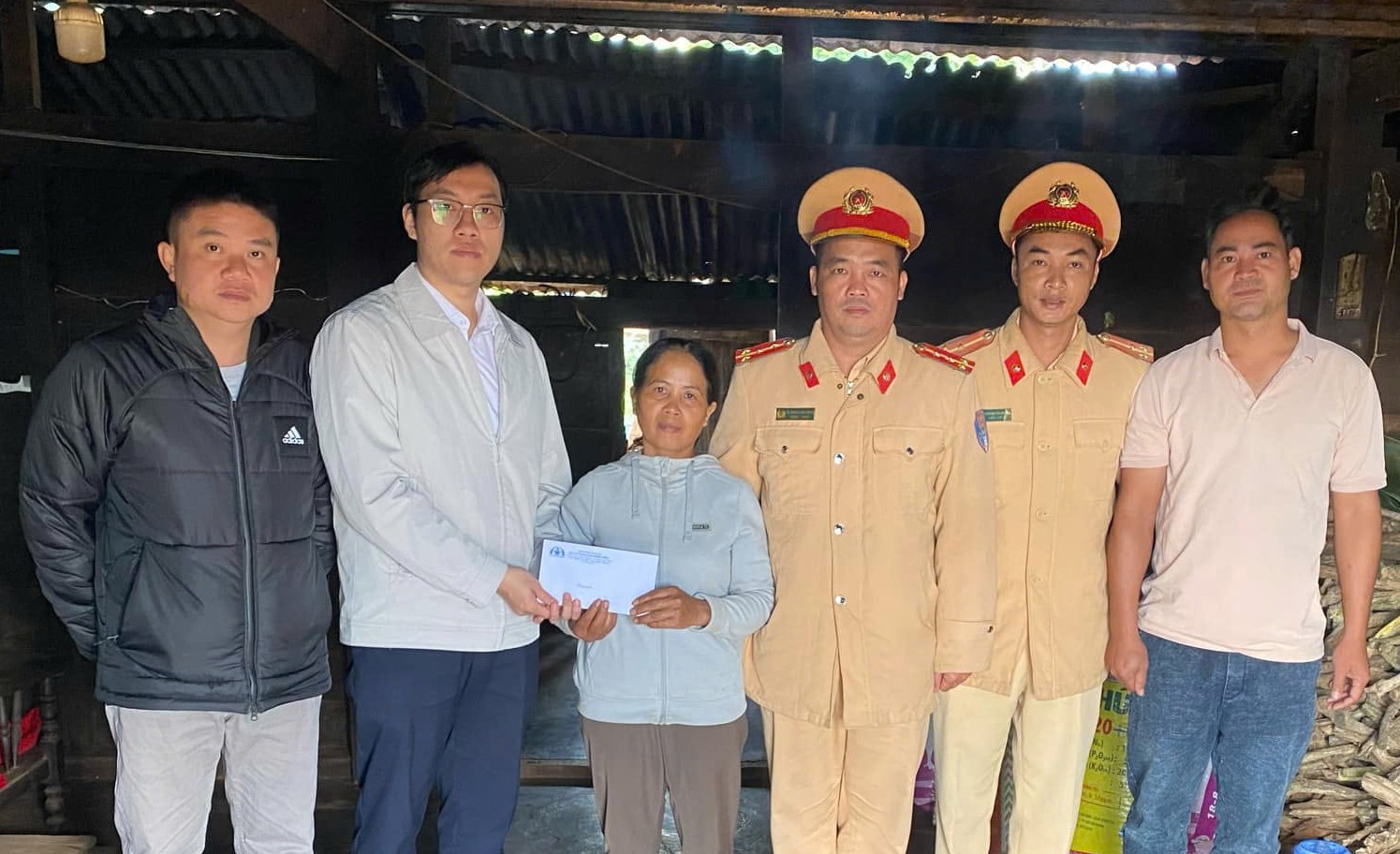 Thăm hỏi, hỗ trợ gia đình có người thân tử vong do tai nạn giao thông ở huyện Cư M’gar