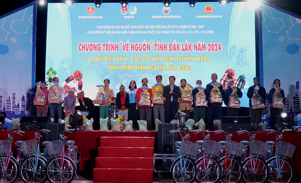 Chương trình “Về nguồn” năm 2024: Hơn 300 triệu đồng hỗ trợ công tác an sinh xã hội tại vùng căn cứ cách mạng Ea Mdroh