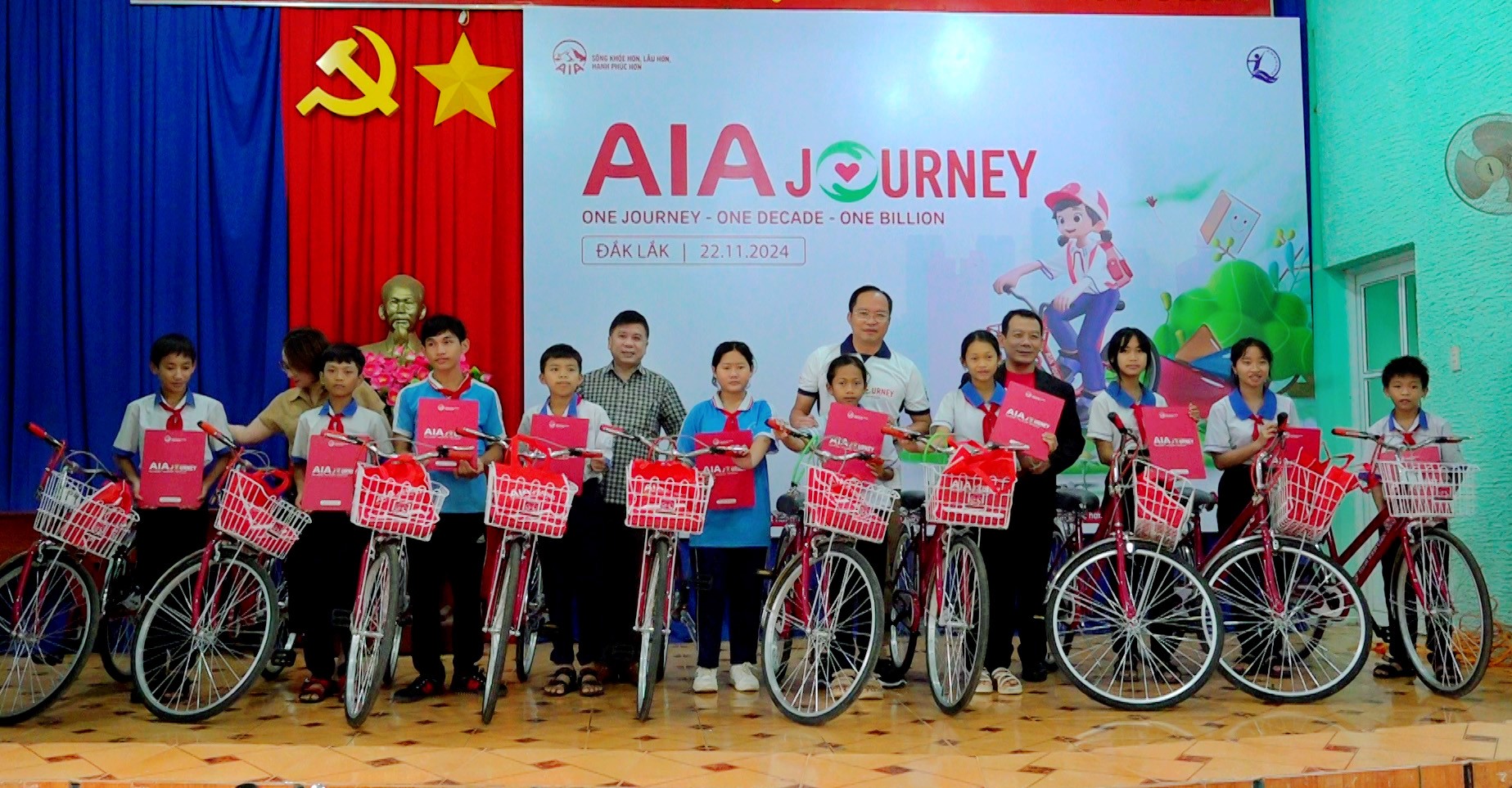 Tặng 20 chiếc xe đạp cho học sinh có hoàn cảnh khó khăn trên địa bàn xã Ea Kmút