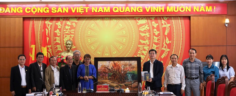 Bí thư Tỉnh ủy Nguyễn Đình Trung làm việc với Hội Văn học Nghệ thuật tỉnh