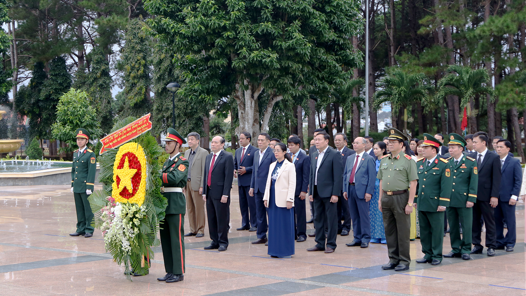 Đoàn đại biểu HĐND tỉnh viếng Nghĩa trang Liệt sỹ tỉnh trước giờ khai mạc Kỳ họp thứ Chín, HĐND tỉnh khóa X