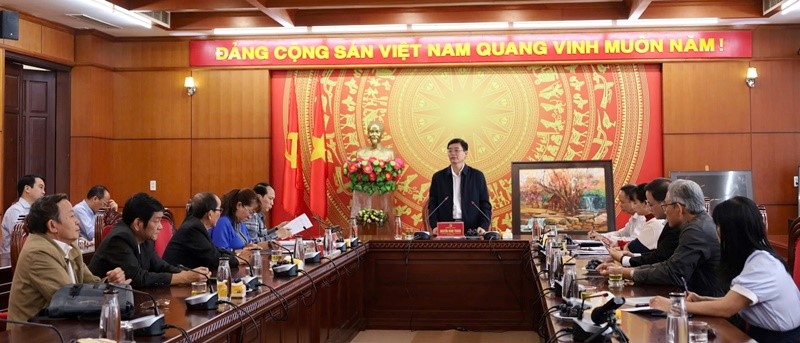 The Secretary of the Provincial Party Committee, Nguyen Dinh Trung, held a meeting with the Provincial Association of Literature and Arts.