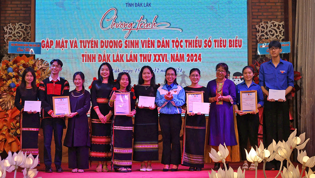 Tuyên dương 50 sinh viên dân tộc thiểu số tiêu biểu tỉnh Đắk Lắk năm 2024