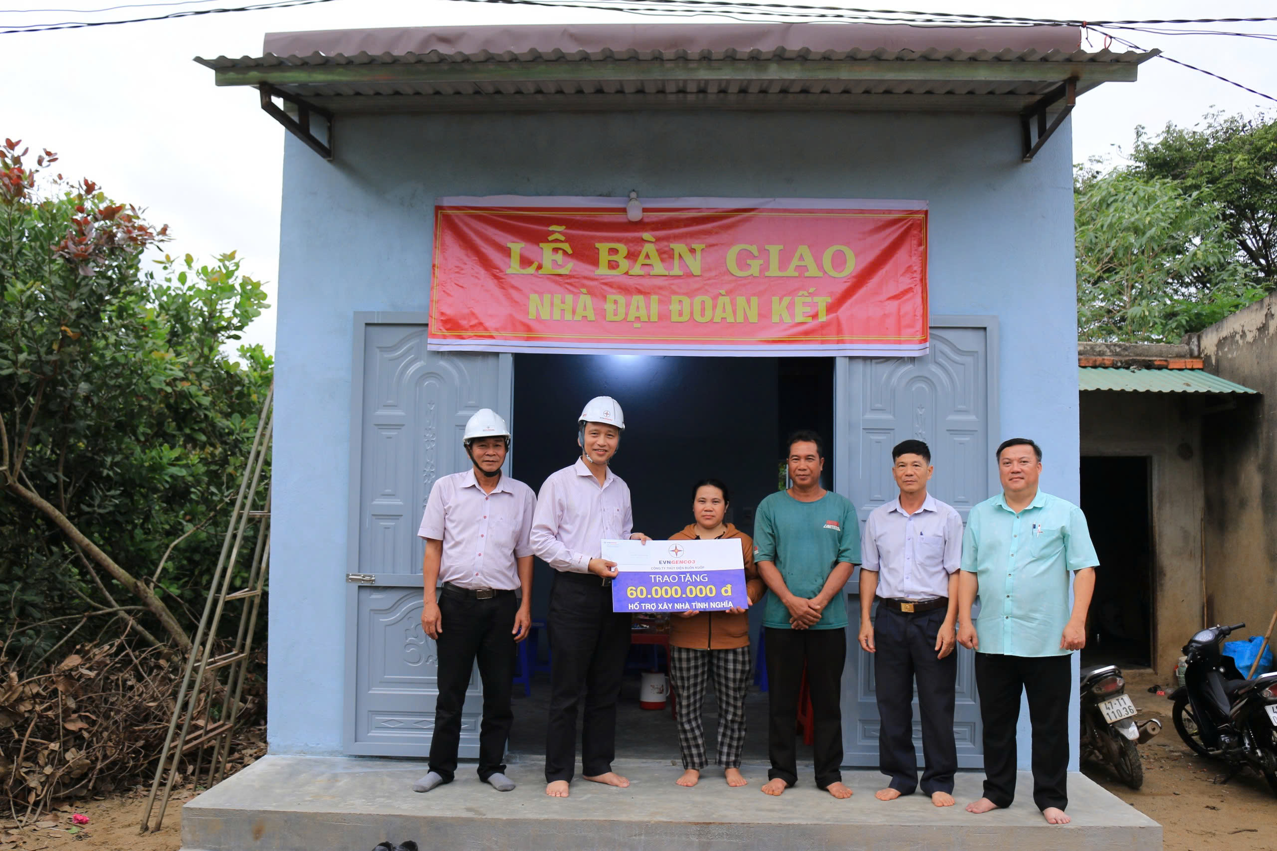 Công ty thủy điện Buôn Kuốp trao nhà tình nghĩa cho hộ nghèo ở huyện Krông Ana