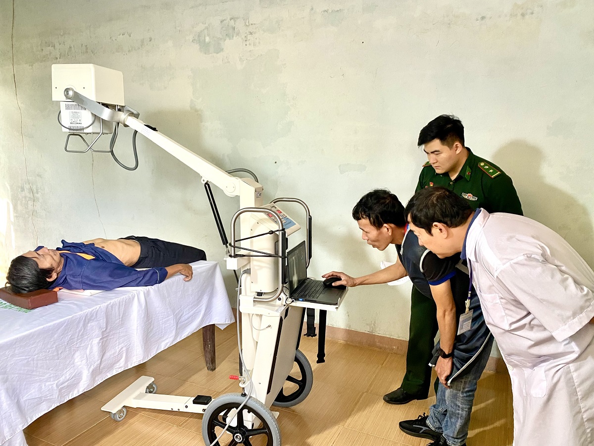 Bộ đội Biên phòng và Sở Y tế tỉnh Đắk Lắk tổ chức khám bệnh miễn phí cho nhân dân biên giới