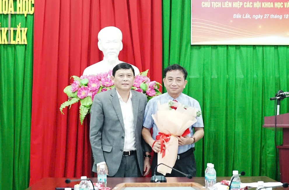 Công bố và trao quyết định nghỉ hưu cho Chủ tịch Liên hiệp các Hội Khoa học và Kỹ thuật tỉnh Đắk Lắk