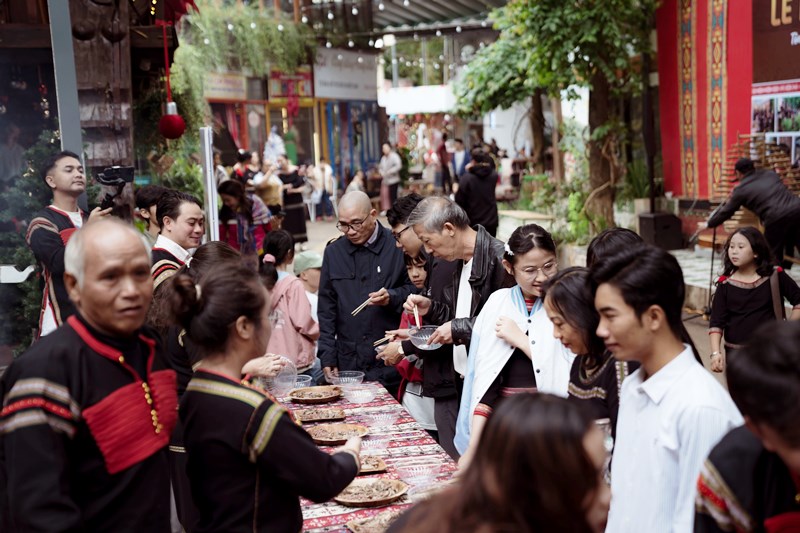 Tái hiện Lễ mừng lúa mới của người Ê đê tại Đường sách cà phê Buôn Ma Thuột