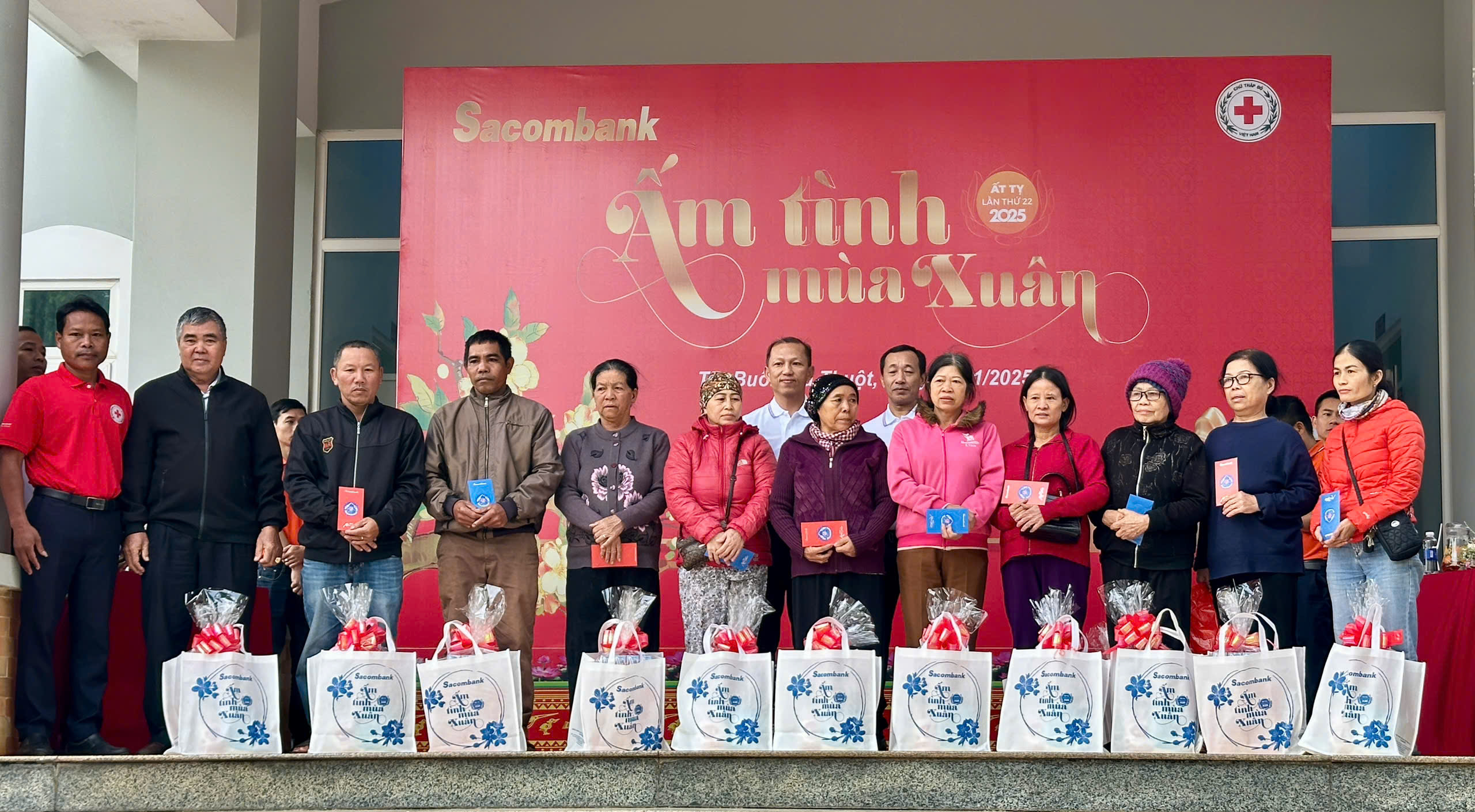 Chương trình “Ấm tình mùa Xuân” lần thứ 22: Trao 100 suất quà cho người nghèo tỉnh Đắk Lắk