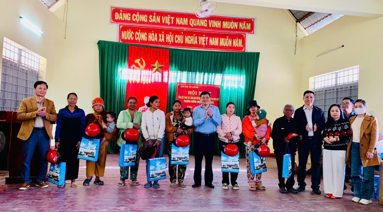 Sở Thông tin và Truyền thông thăm và tặng quà buôn kết nghĩa nhân dịp Tết Nguyên đán Ất Tỵ 2025