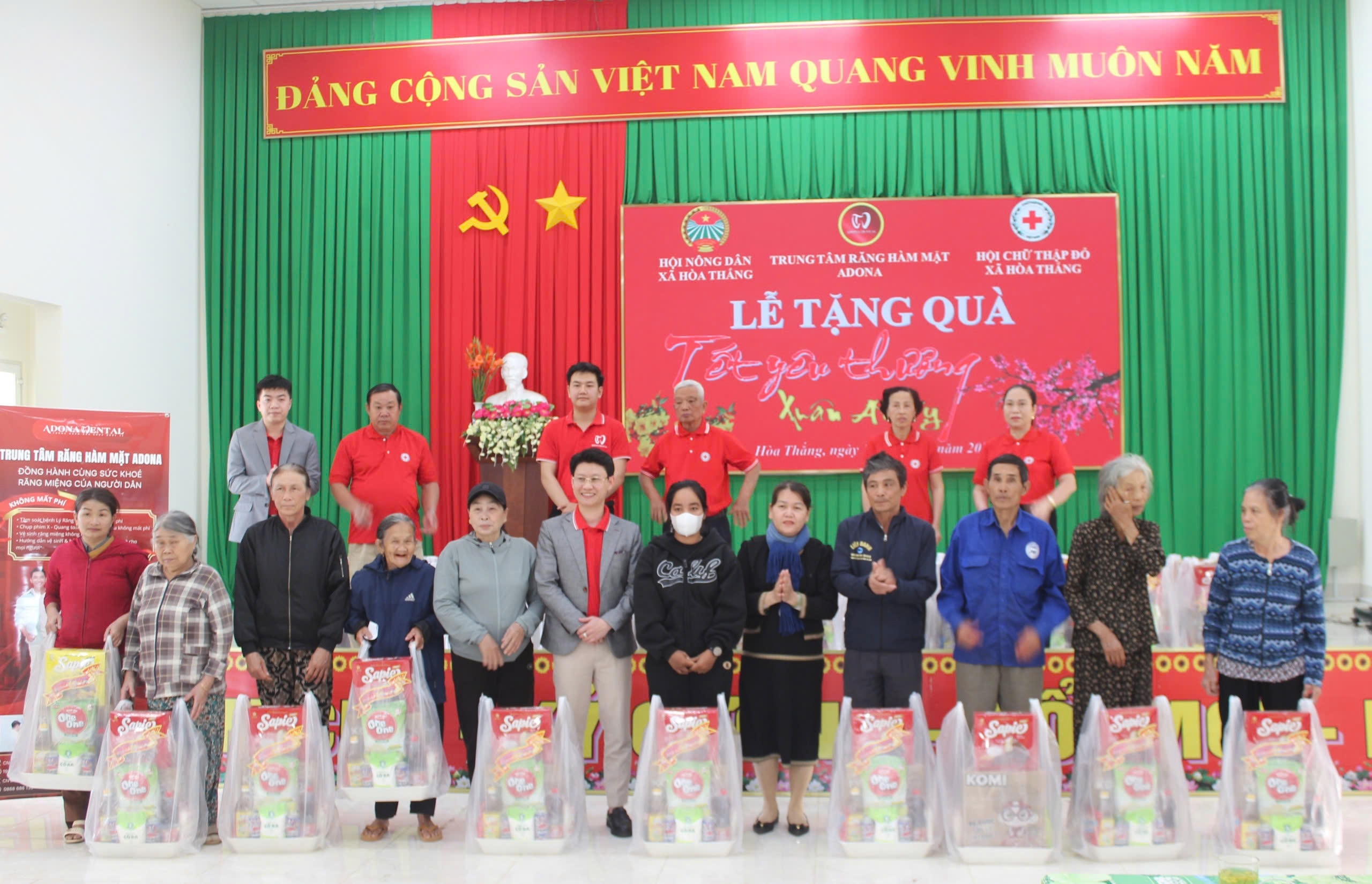 Tặng 50 suất quà tết và hỗ trợ chăm sóc sức khỏe răng miệng cho người nghèo tại Đắk Lắk