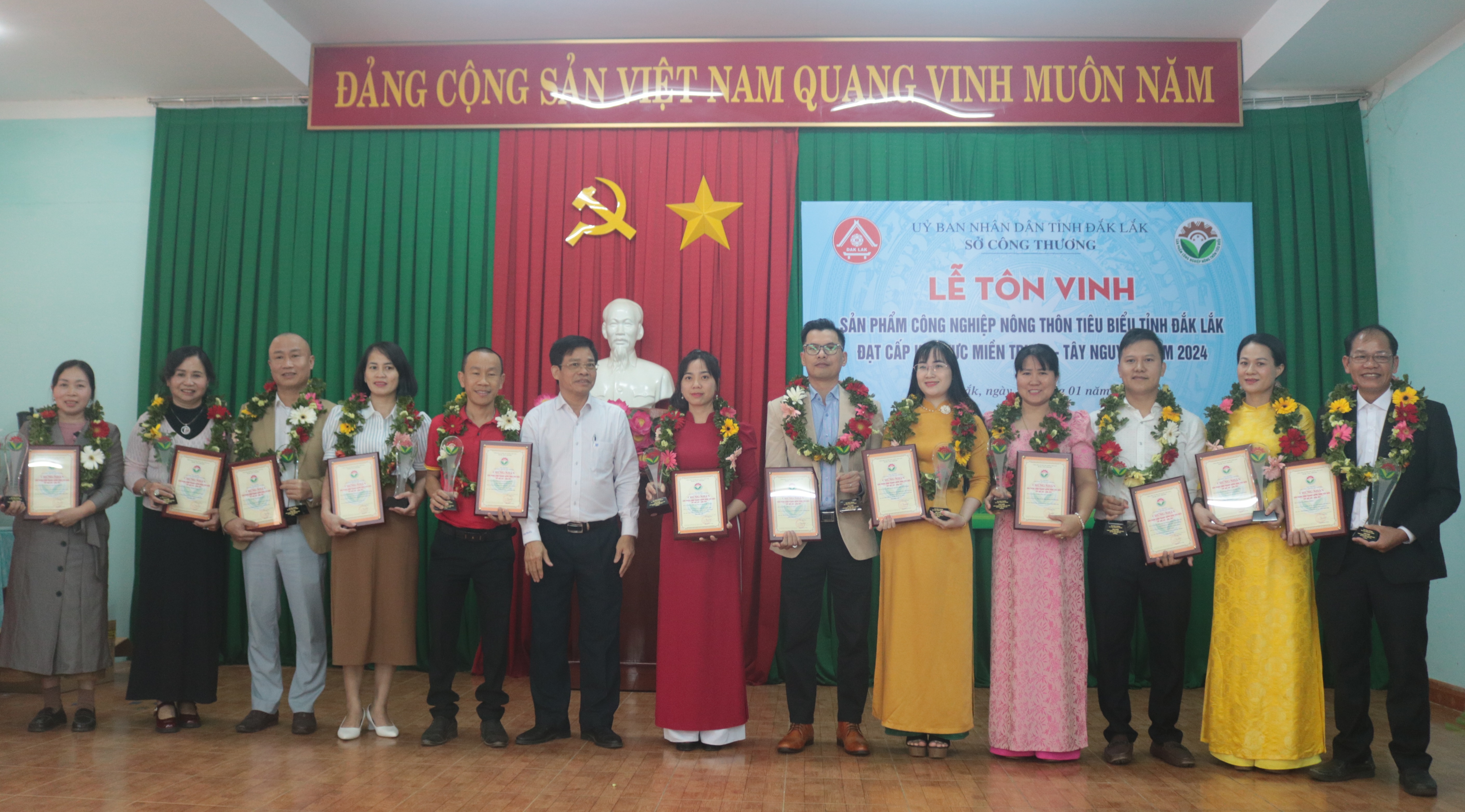 Tôn vinh 12 sản phẩm công nghiệp nông thôn tiêu biểu khu vực miền Trung - Tây Nguyên năm 2024