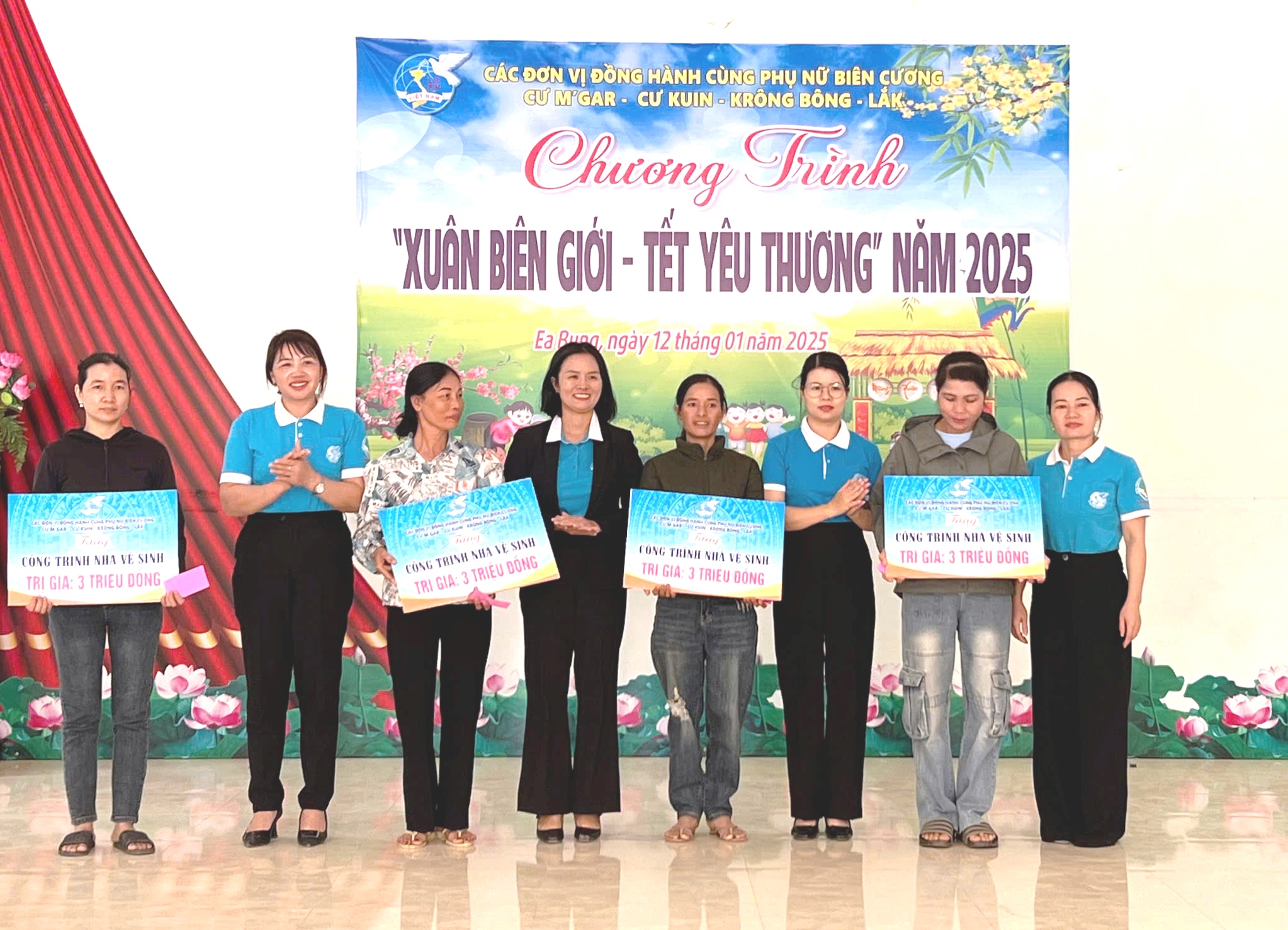 Tặng 52 suất quà Tết cho phụ nữ và trẻ em vùng biên giới huyện Ea Súp