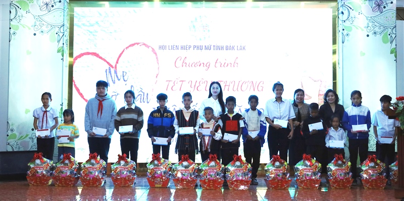 Gặp mặt, biểu dương 100 trẻ em mồ côi vượt khó nhân dịp Tết Nguyên đán Xuân Ất Tỵ năm 2025