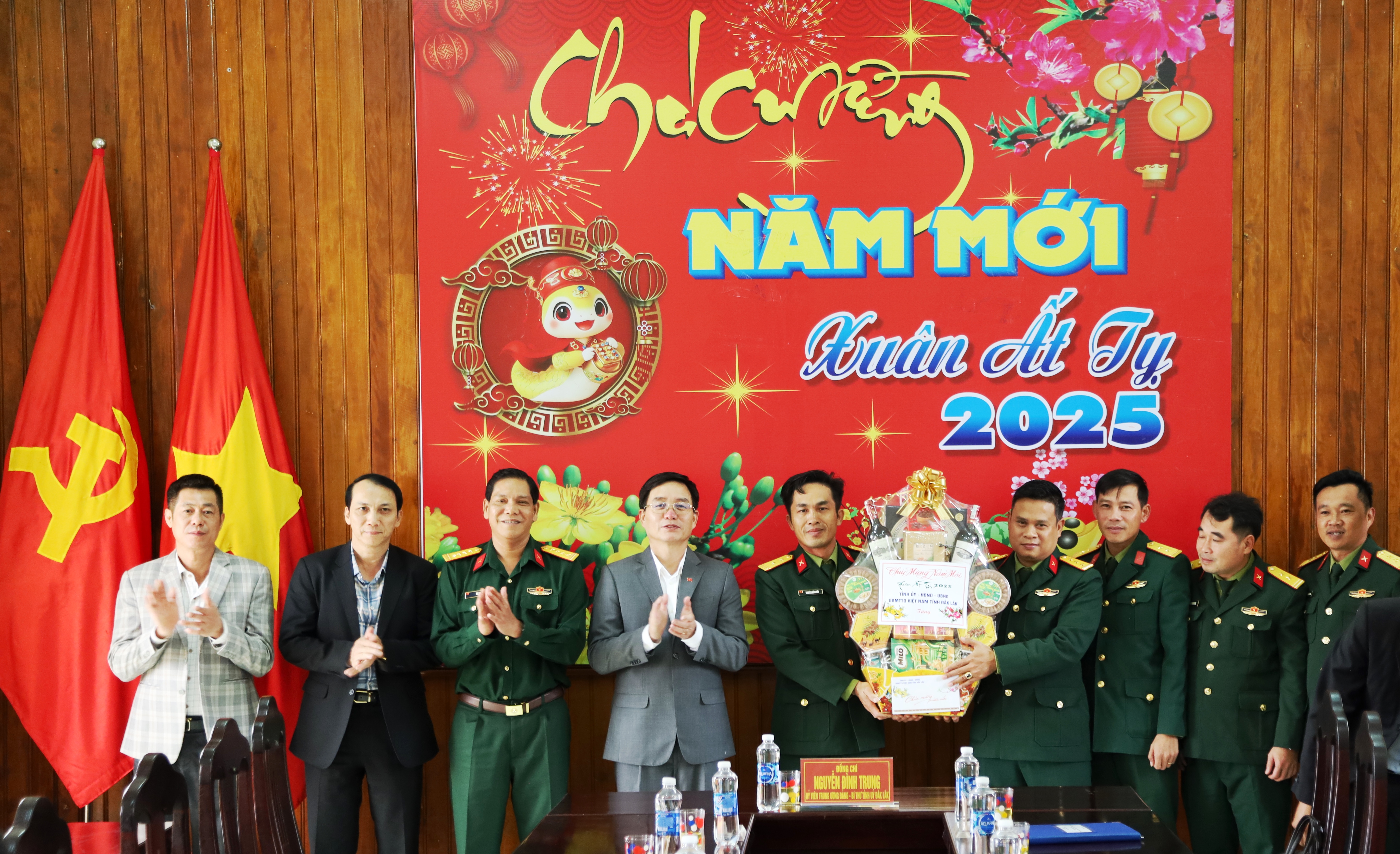 Bí thư Tỉnh ủy Nguyễn Đình Trung thăm, tặng quà các đơn vị nhân dịp Tết Nguyên đán Ất Tỵ 2025