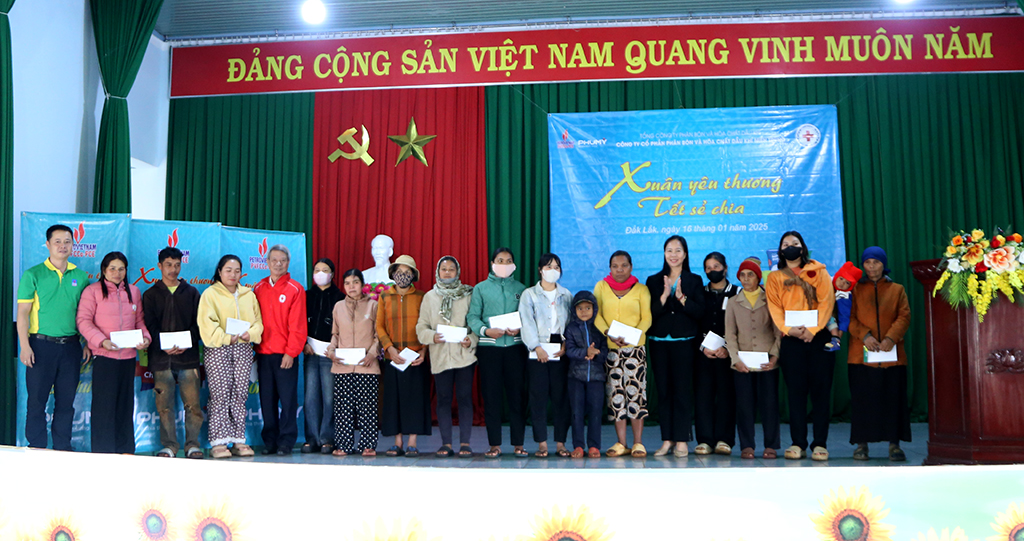 Trao quà Tết nhân ái tặng các gia đình khó khăn tại xã Cuôr Đăng, huyện Cư M'gar