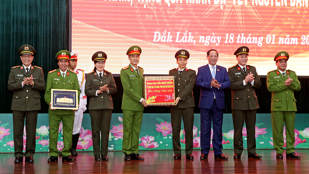 Phó Chủ tịch Quốc hội Trần Quang Phương thăm, tặng quà tại tỉnh Đắk Lắk nhân dịp Tết Nguyên đán Ất Tỵ