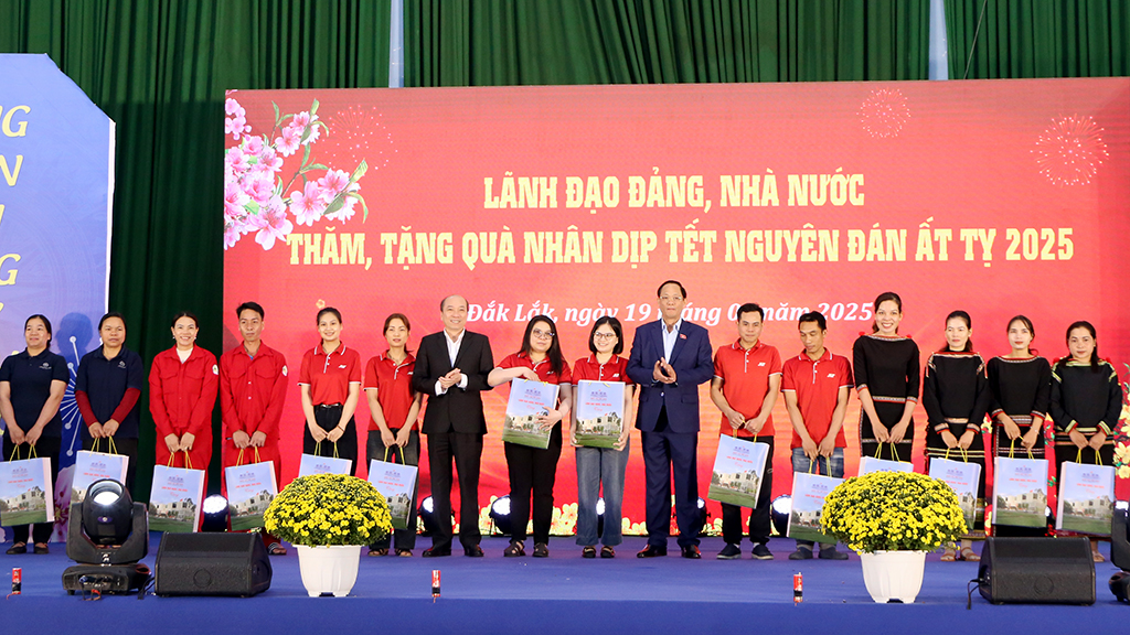 Phó Chủ tịch Quốc Hội Trần Quang Phương trao 300 phần quà tặng đoàn viên, người lao động