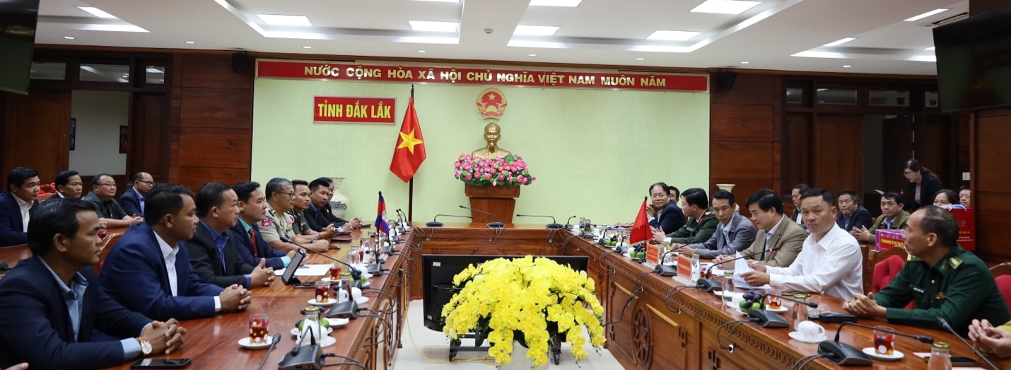 A delegation from Mondulkiri Province, Kingdom of Cambodia, visited and extended Tet greetings to the leaders of the People's Committee of Dak Lak Province.