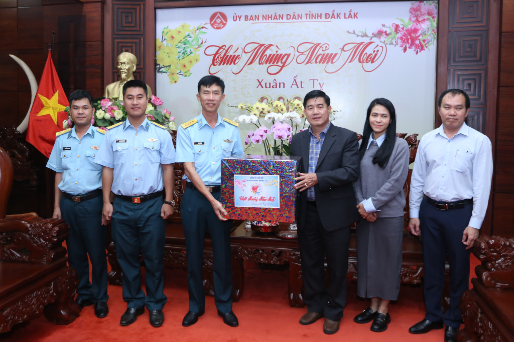 Phó Chủ tịch UBND tỉnh Nguyễn Thiên Văn tiếp các đoàn đến chúc Tết UBND tỉnh