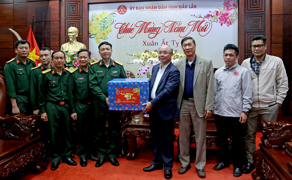 Tin ảnh: Lãnh đạo UBND tỉnh tiếp các đoàn đến chúc Tết UBND tỉnh sáng ngày 21/01