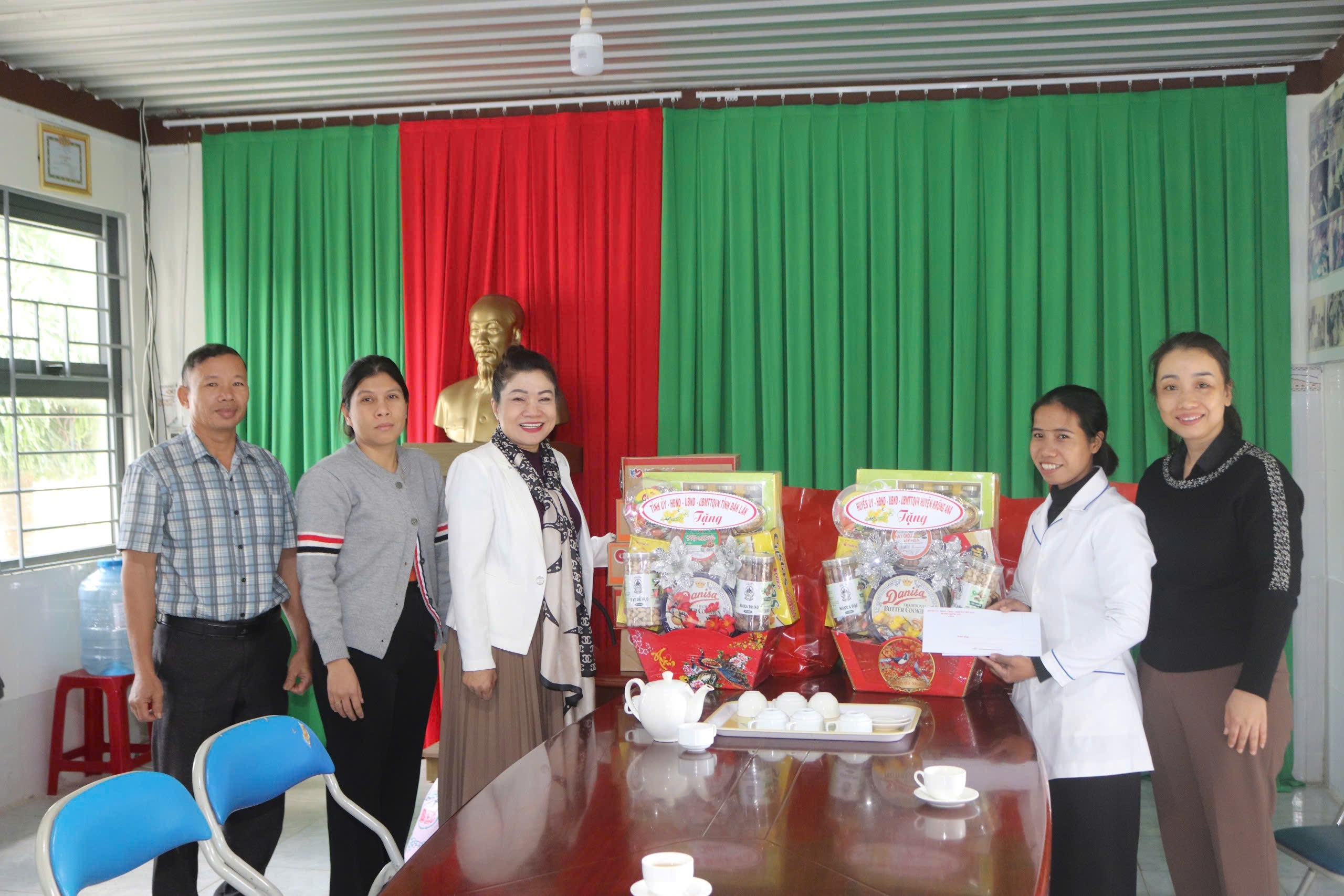 Lãnh đạo huyện Krông Ana thăm, tặng quà các tập thể, cá nhân dịp Tết Nguyên đán Ất Tỵ năm 2025