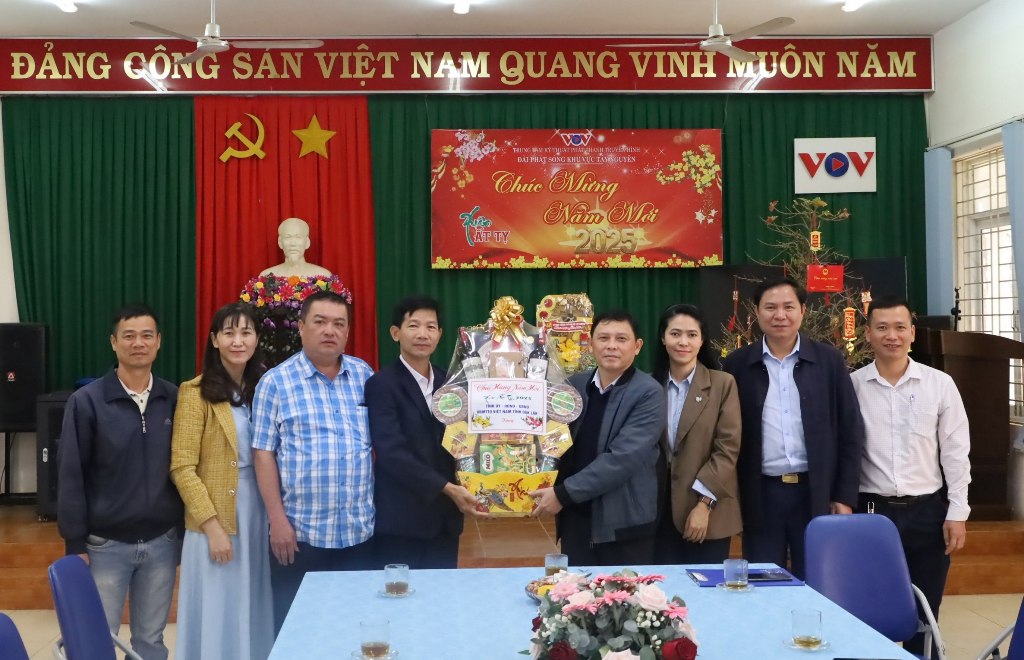 Phó Chủ tịch Thường trực UBND tỉnh Nguyễn Tuấn Hà thăm, chúc Tết các đơn vị, cá nhân