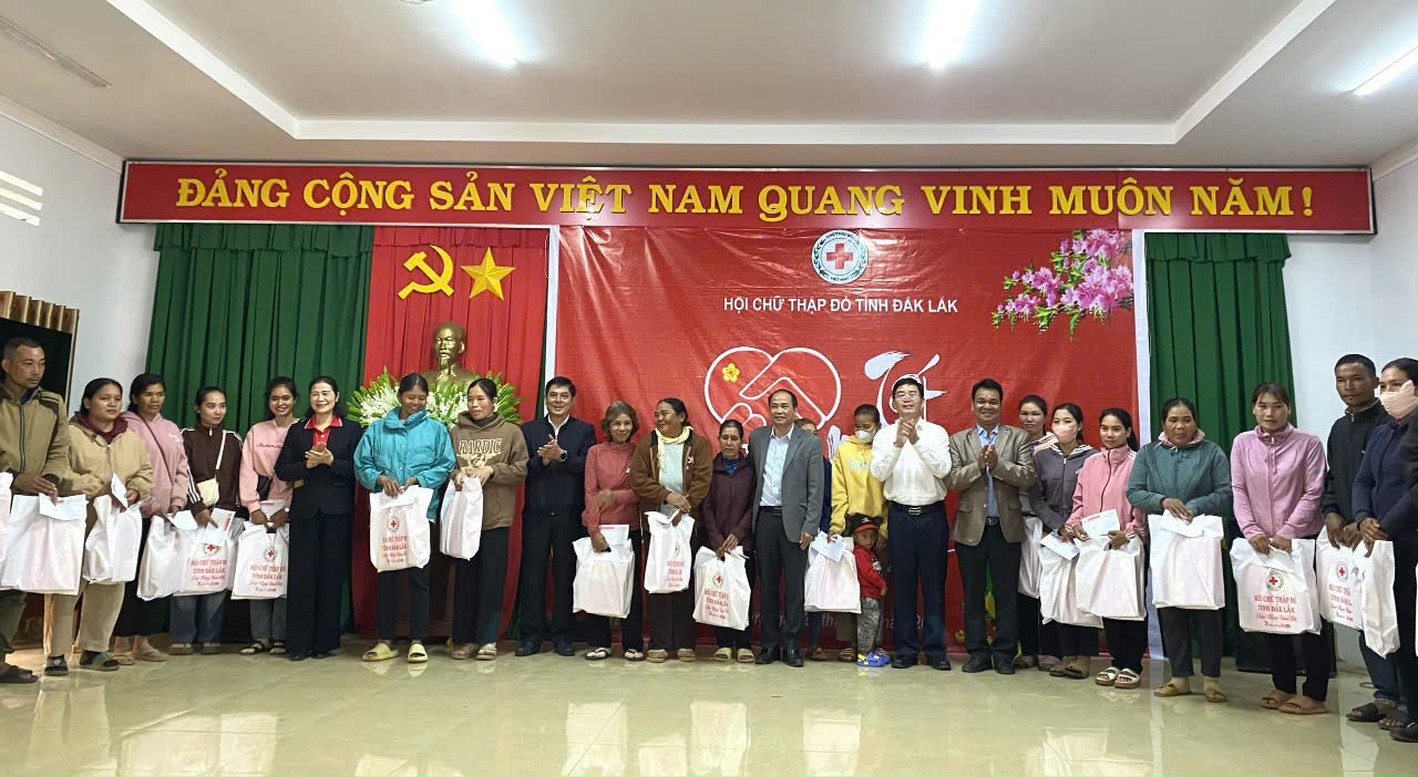 Bí thư Tỉnh ủy Nguyễn Đình Trung tặng quà Tết cho hộ nghèo huyện Cư M’gar