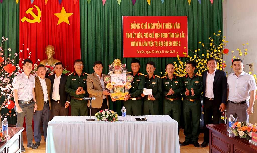 Vice Chairman of the Provincial People's Committee Nguyen Thien Van visits and extends Lunar New Year greetings in Ea Sup District.