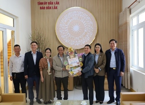 Permanent Vice Chairman of the Provincial People's Committee Nguyen Tuan Ha visits and extends Tet greetings to various units and individuals.