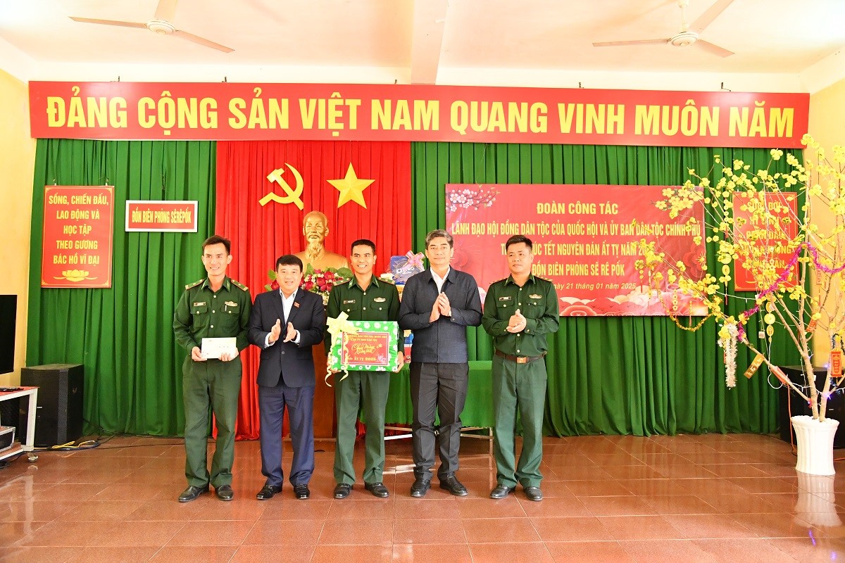 A delegation from the Ethnic Council of the National Assembly and the Ethnic Committee of the Government visited and extended Lunar New Year greetings to the Se Re Pok Border Guard Station.