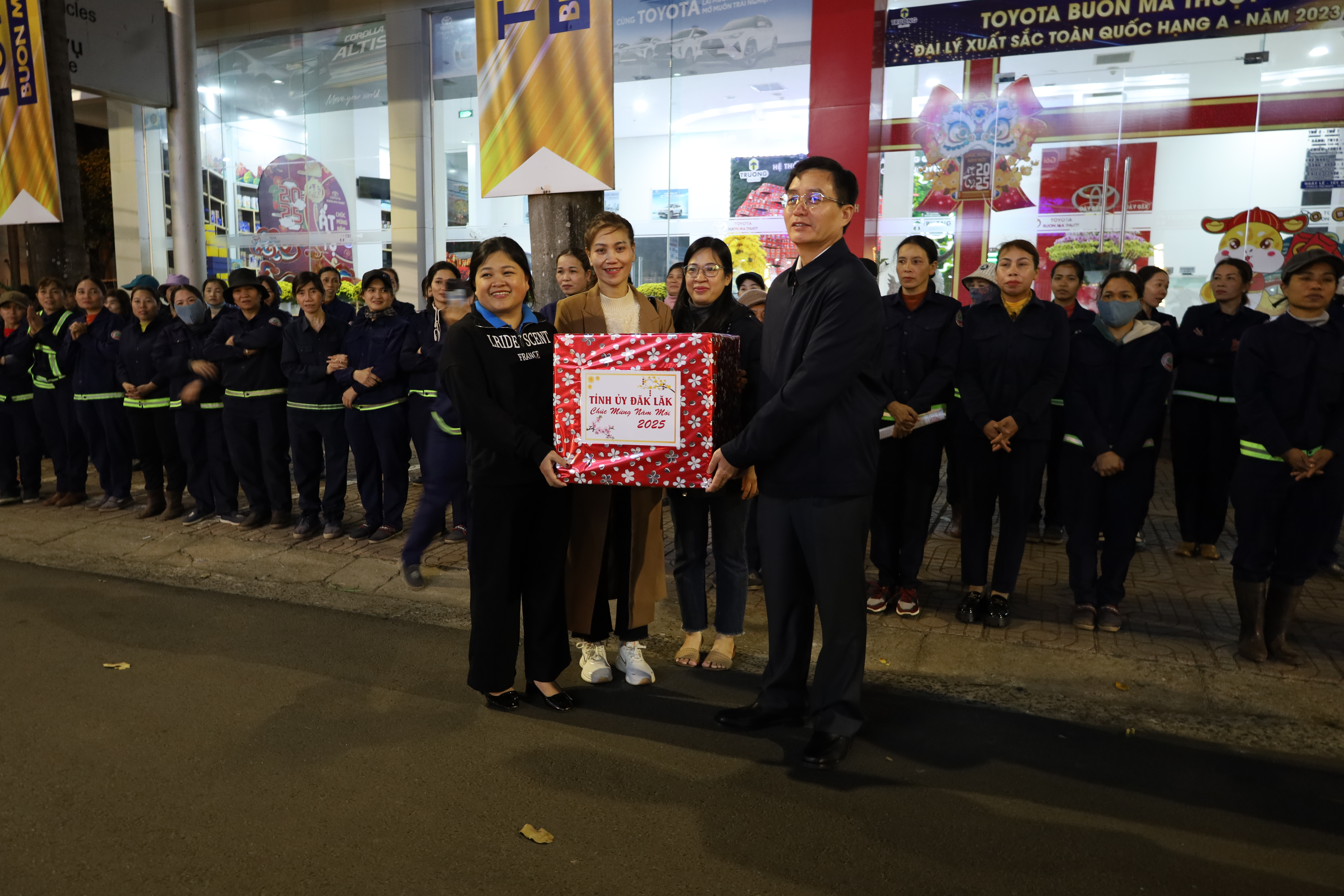 Bí thư Tỉnh ủy Nguyễn Đình Trung thăm, tặng quà công nhân môi trường làm việc đêm Giao thừa