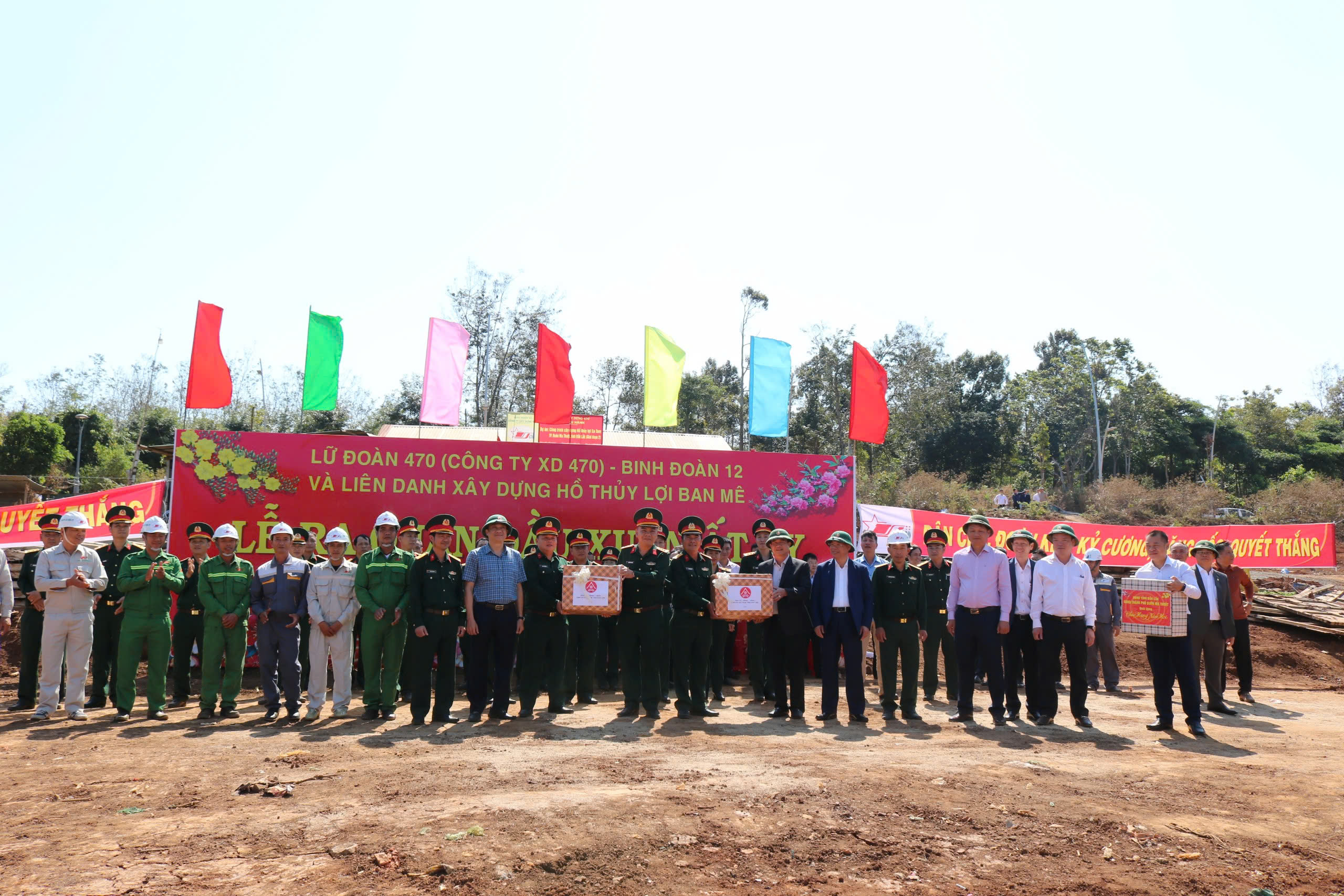 Lãnh đạo UBND tỉnh tặng quà, động viên các công nhân thi công Hồ thuỷ lợi Ea Tam ra quân đầu năm 2025