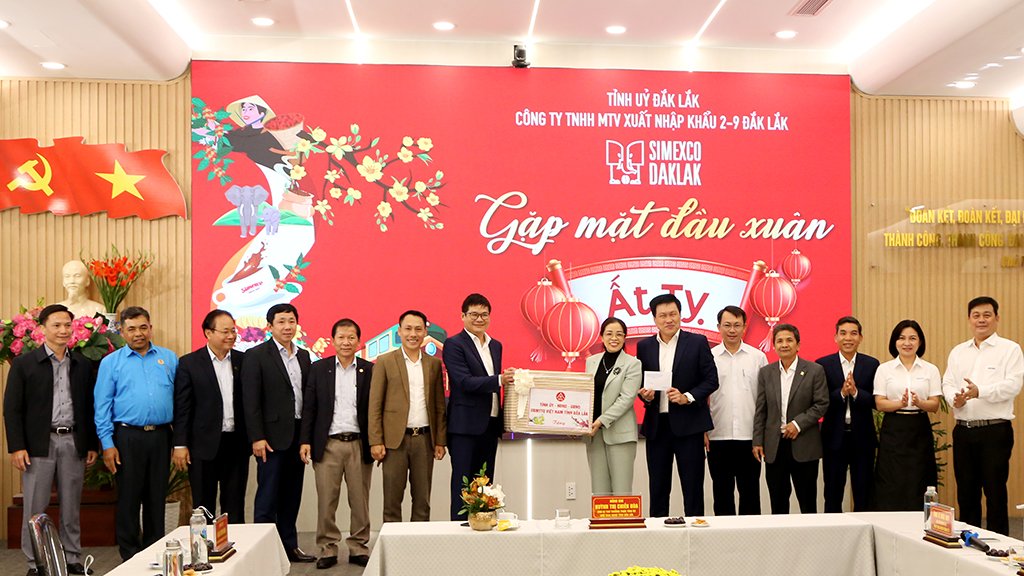 Phó Bí thư Thường trực Tỉnh ủy, Chủ tịch HĐND tỉnh Huỳnh Thị Chiến thăm, tặng quà một số doanh nghiệp tiêu biểu trên địa bàn tỉnh