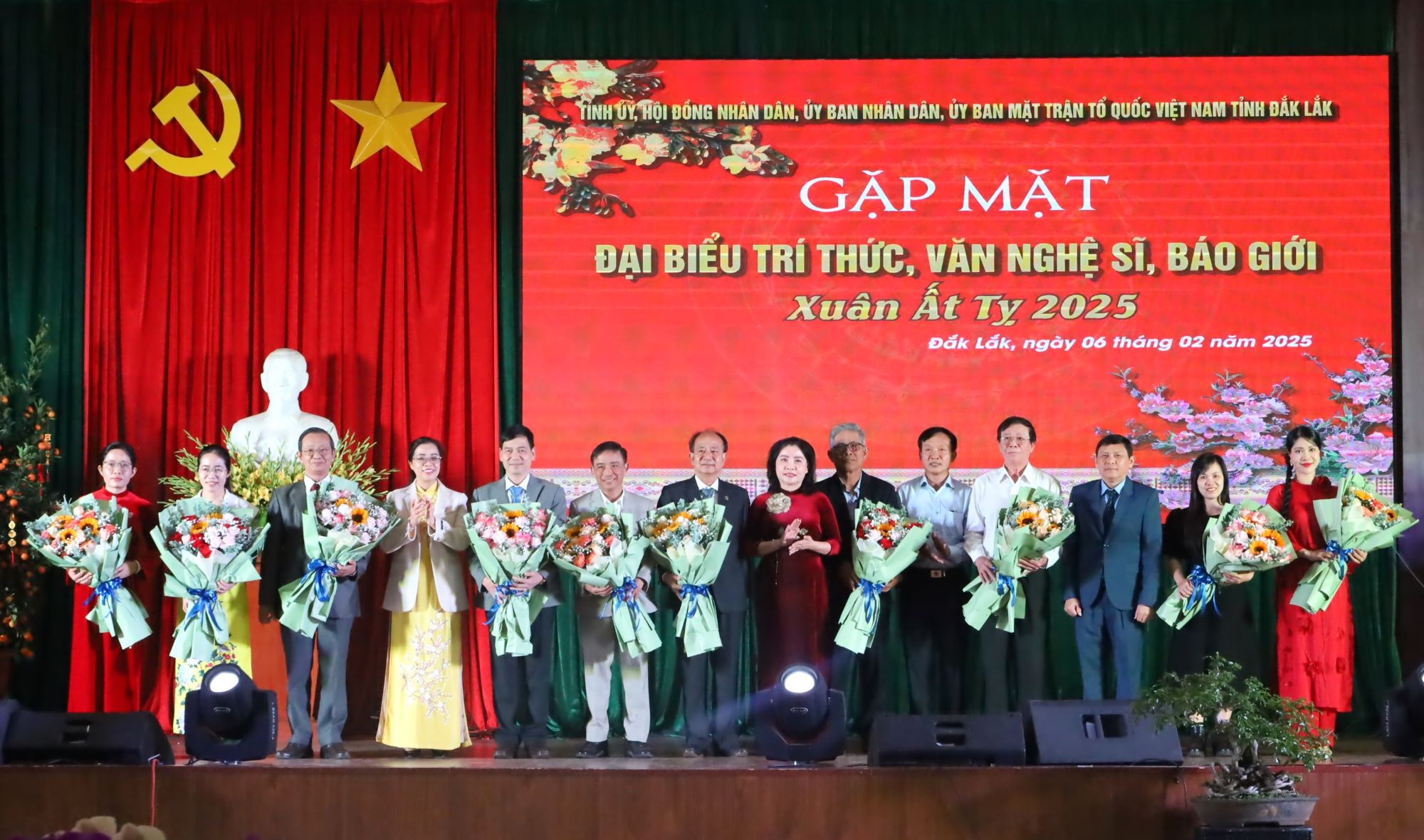 Gặp mặt đại biểu trí thức, văn nghệ sĩ, báo giới Xuân Ất Tỵ 2025