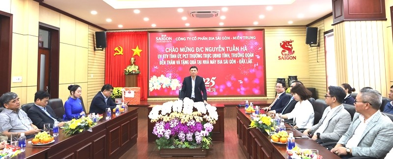 Permanent Vice Chairman of the Provincial People's Committee, Nguyen Tuan Ha visits, extends New Year's greetings to entities and businesses.