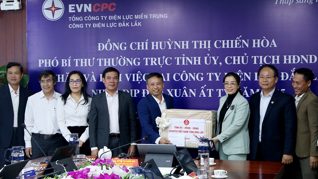 Deputy Secretary of the Provincial Party Committee, Chairwoman of the Provincial People's Council Huynh Thi Chien Hoa visits and presents gifts to several outstanding enterprises in the province.