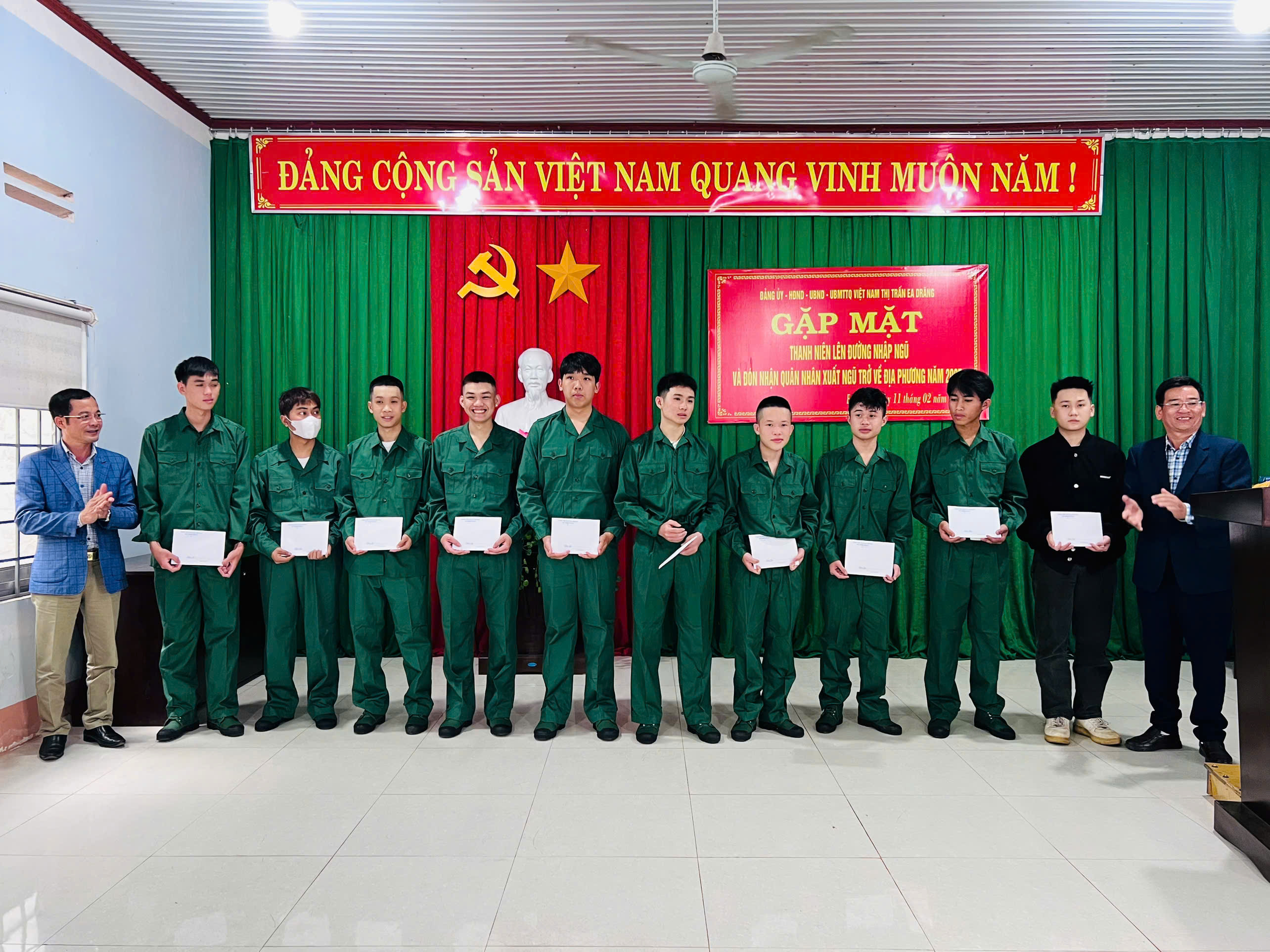 Huyện Ea H’leo gặp mặt, tặng quà, động viên thanh niên nhập ngũ năm 2025