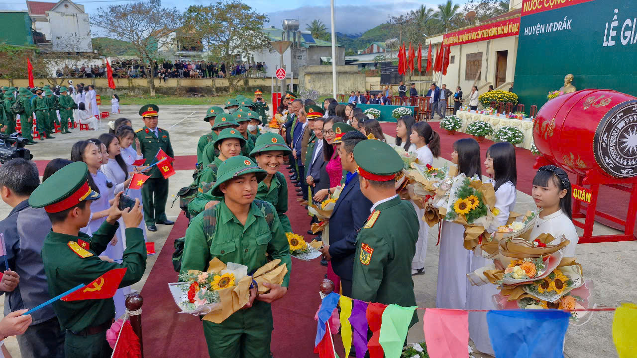 Huyện M’Drắk tổ chức Lễ giao nhận quân năm 2025