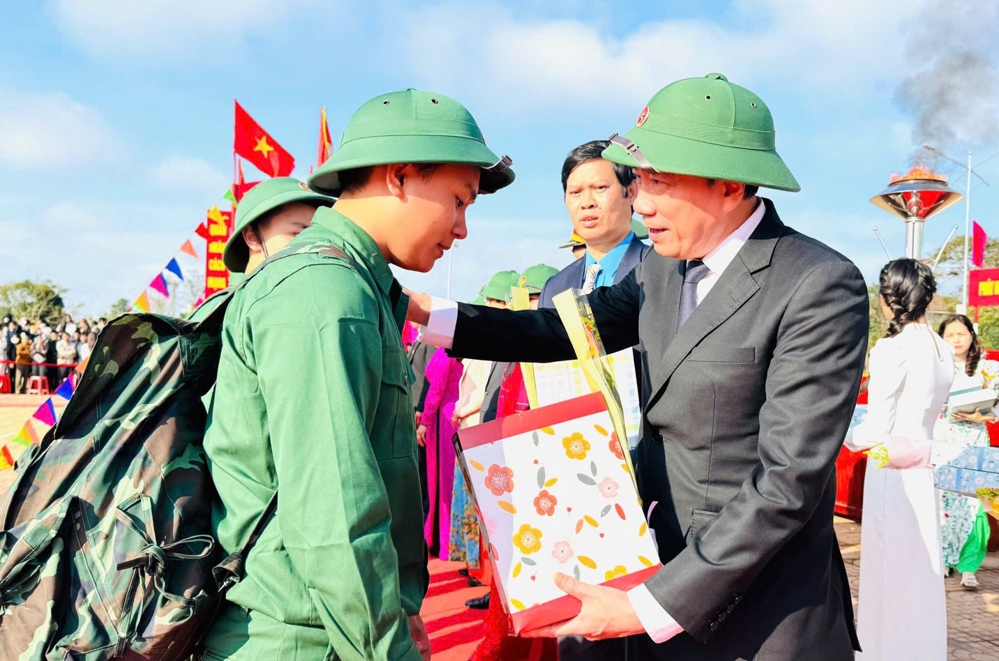 Deputy Secretary of the Provincial Party Committee and Chairman of the People's Committee of Dak Lak Province, Pham Ngoc Nghi, attended the Military Service Acceptance Ceremony in Buon Ho Town