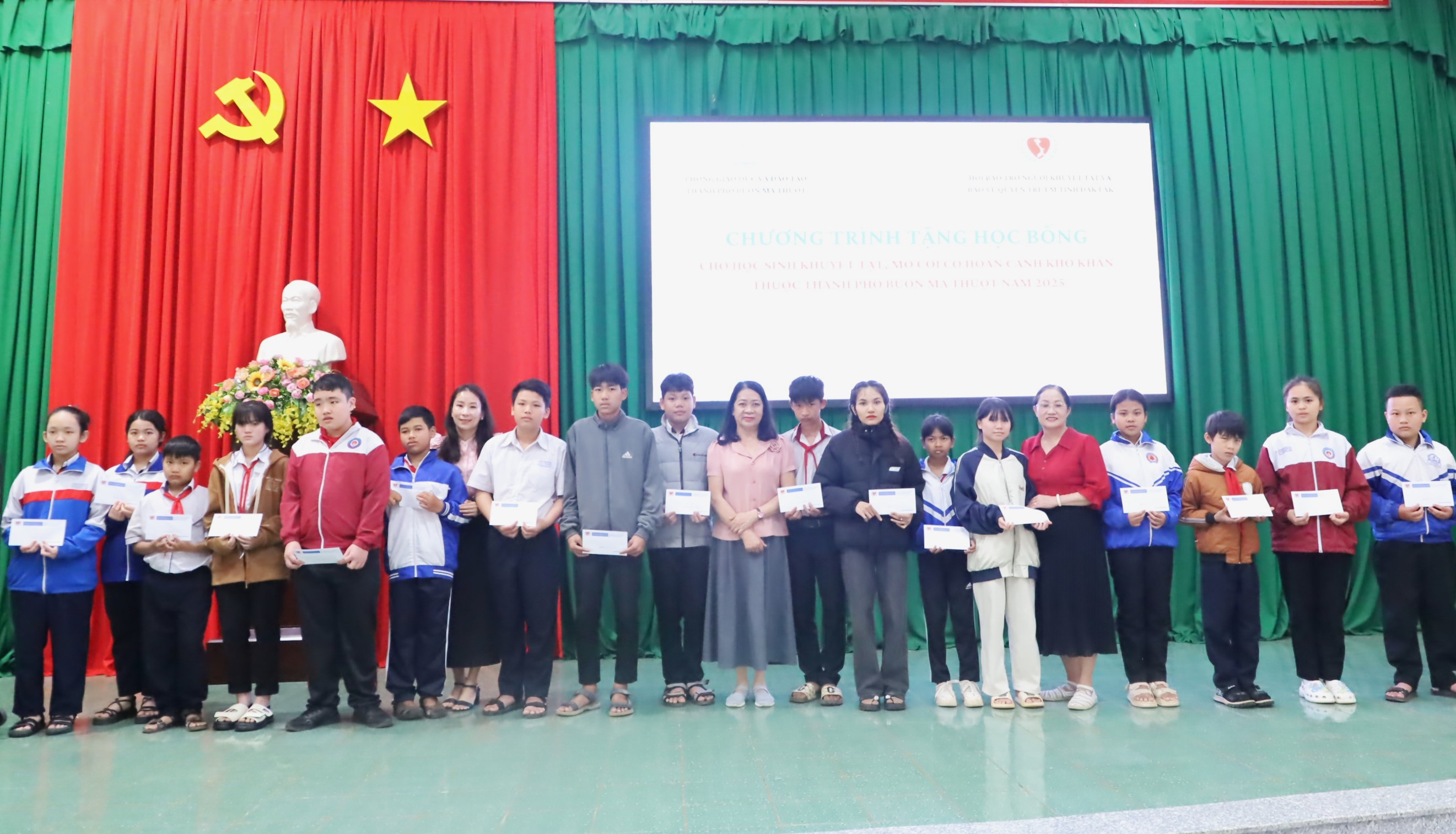 Trao tặng 100 suất học bổng cho học sinh khuyết tật và mồ côi có hoàn cảnh khó khăn