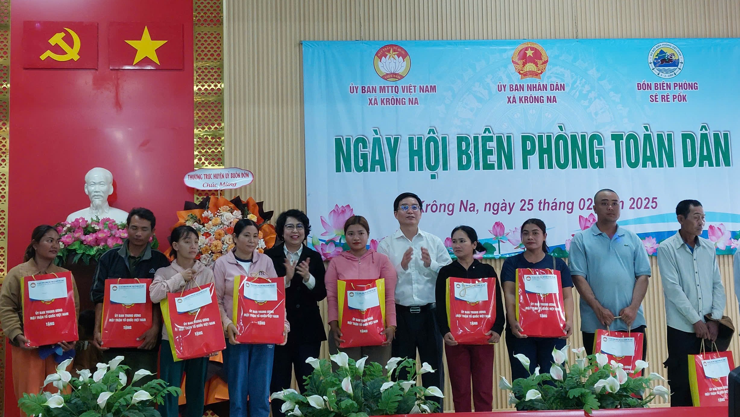 Bí thư Tỉnh ủy Nguyễn Đình Trung dự Ngày hội Biên phòng toàn dân