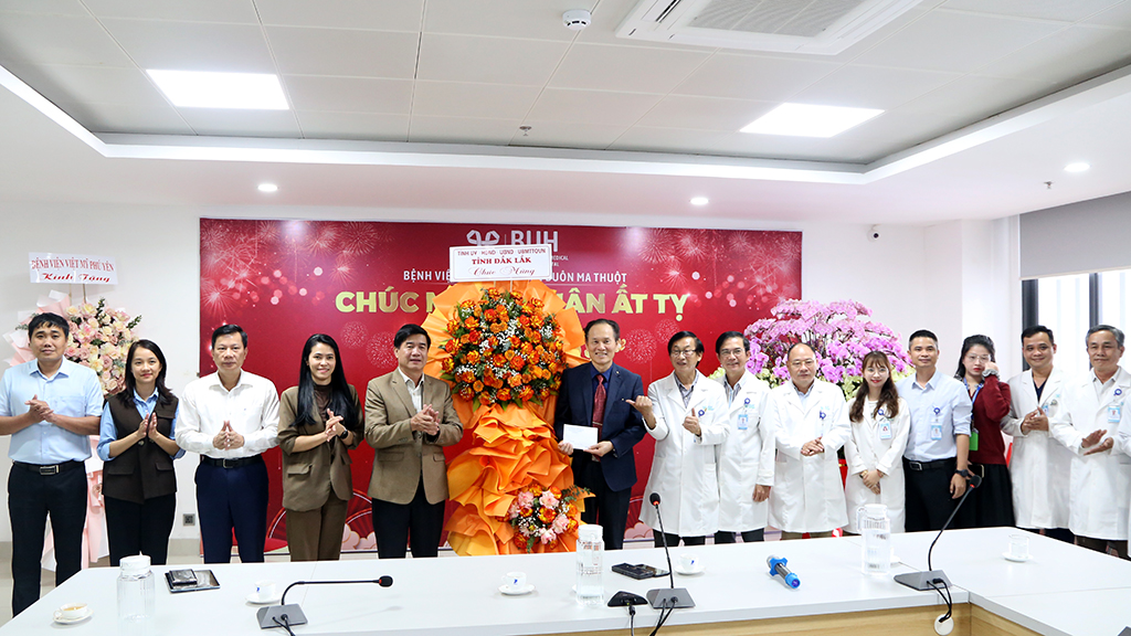 Đồng chí Nguyễn Thiên Văn - Phó Chủ tịch UBND tỉnh chúc mừng các cơ sở y tế nhân Ngày Thầy thuốc Việt Nam