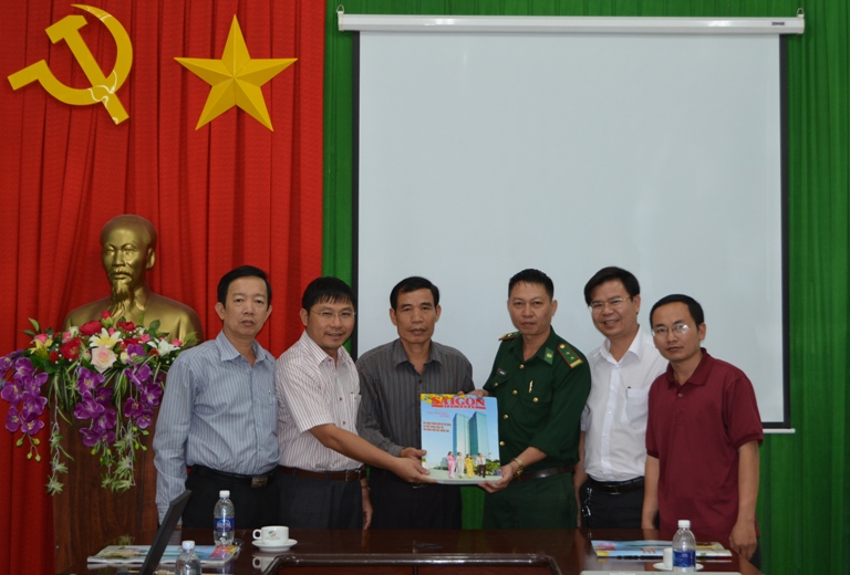 Tặng 200 cuốn báo xuân Sài Gòn Giải Phóng cho Bộ đội Biên phòng tỉnh.