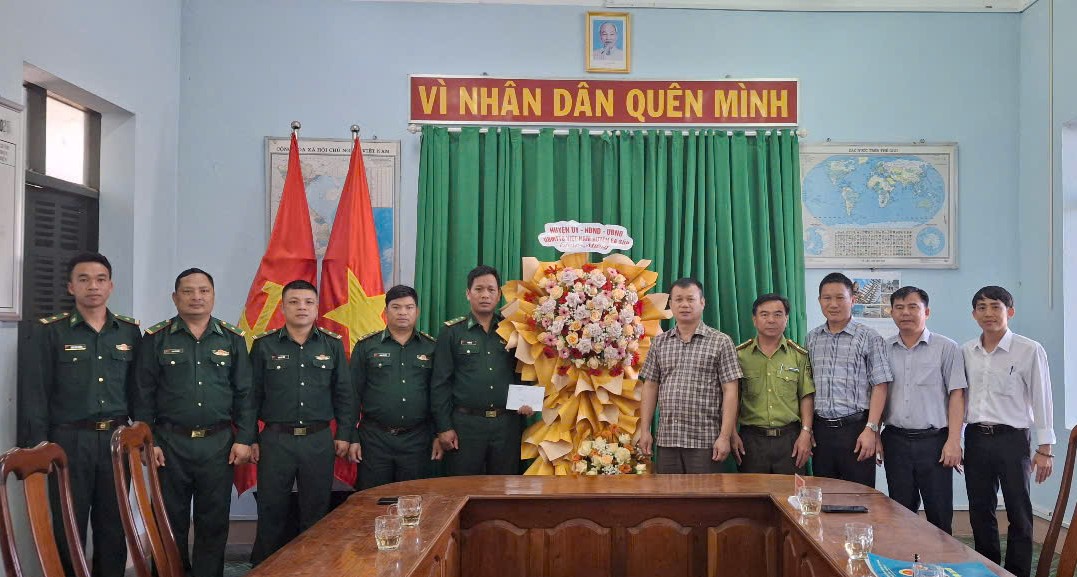 Lãnh đạo huyện Ea Súp thăm, chúc mừng Ngày truyền thống Bộ đội Biên phòng