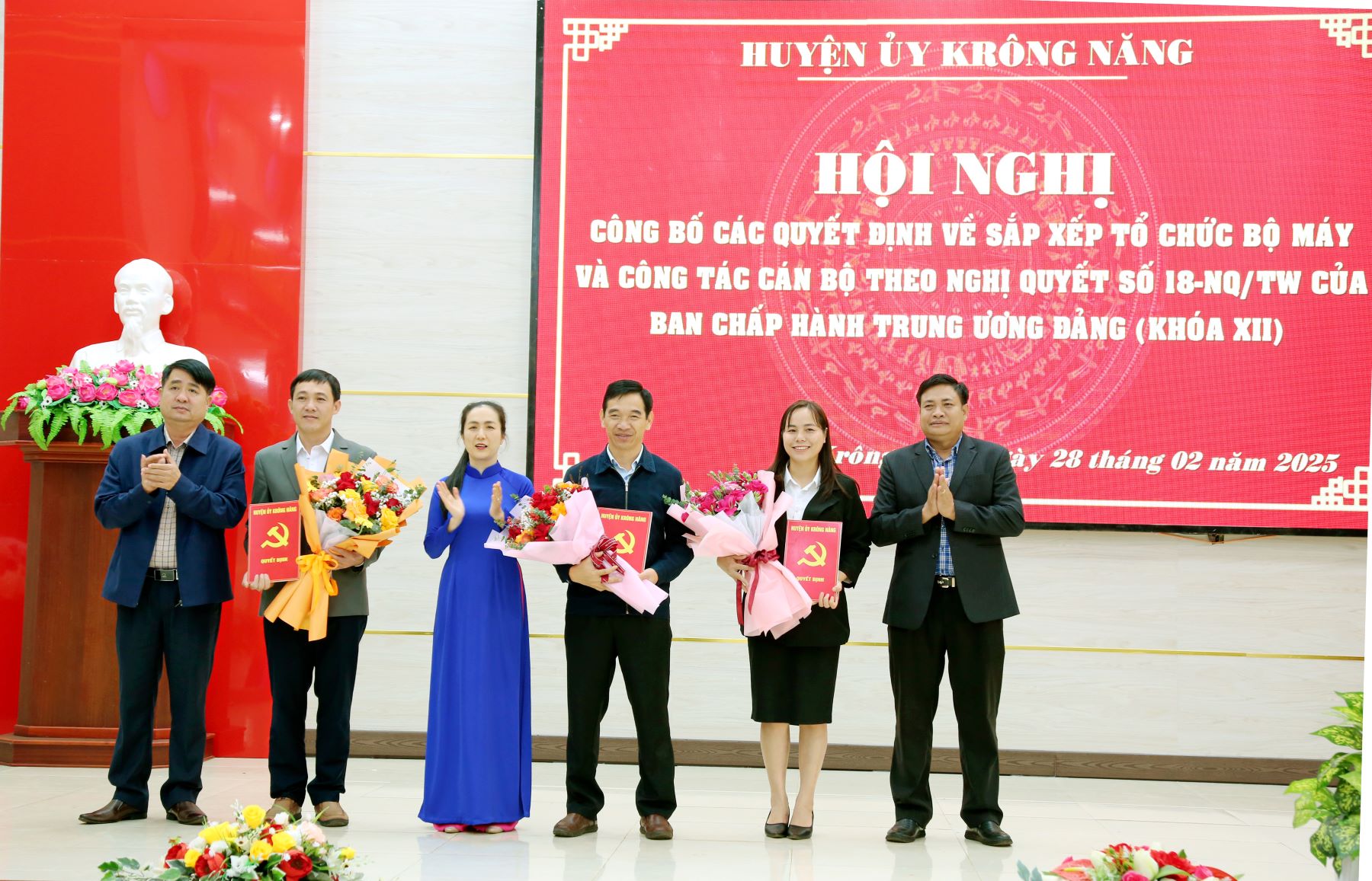 Huyện Krông Năng công bố các quyết định sắp xếp tổ chức bộ máy và công tác cán bộ