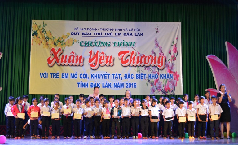 Chương trình “ Xuân yêu thương” năm 2016 hỗ trợ 500 triệu đồng cho trẻ em có hoàn cảnh khó khăn.