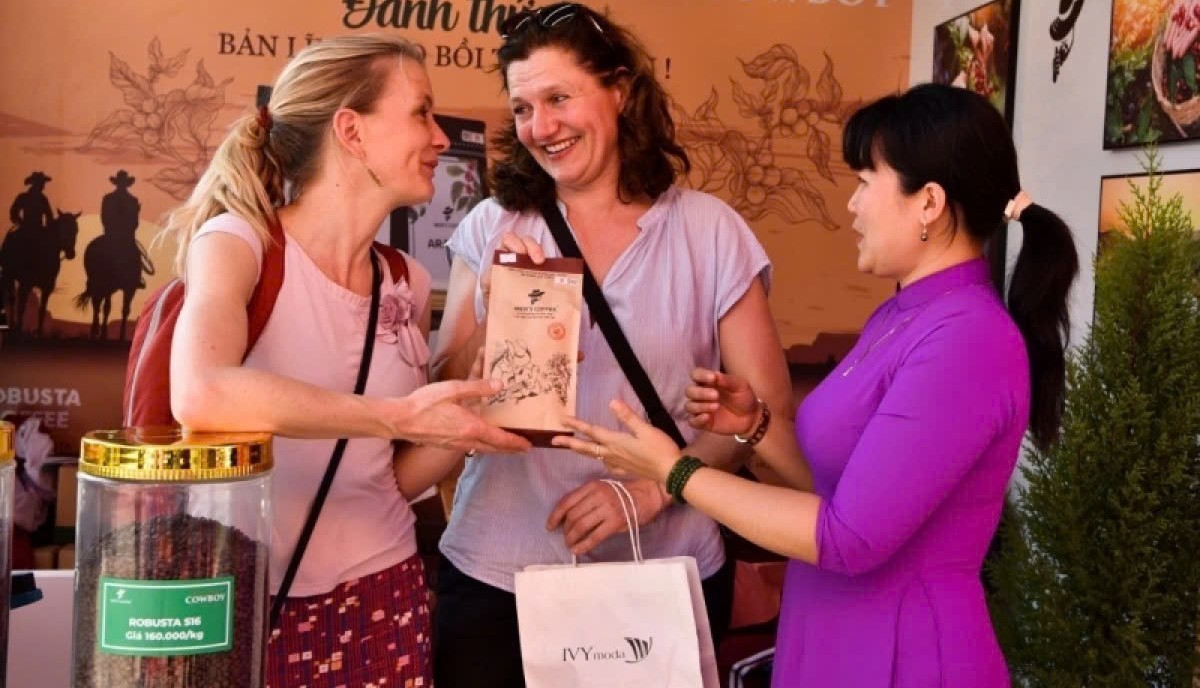 Chánh Thanh tra Sở Văn hóa, Thể thao và Du lịch tiếp nhận và xử lý các thông tin phản ánh của du khách dịp Lễ hội Cà phê Buôn Ma Thuột lần thứ 9 năm 2025