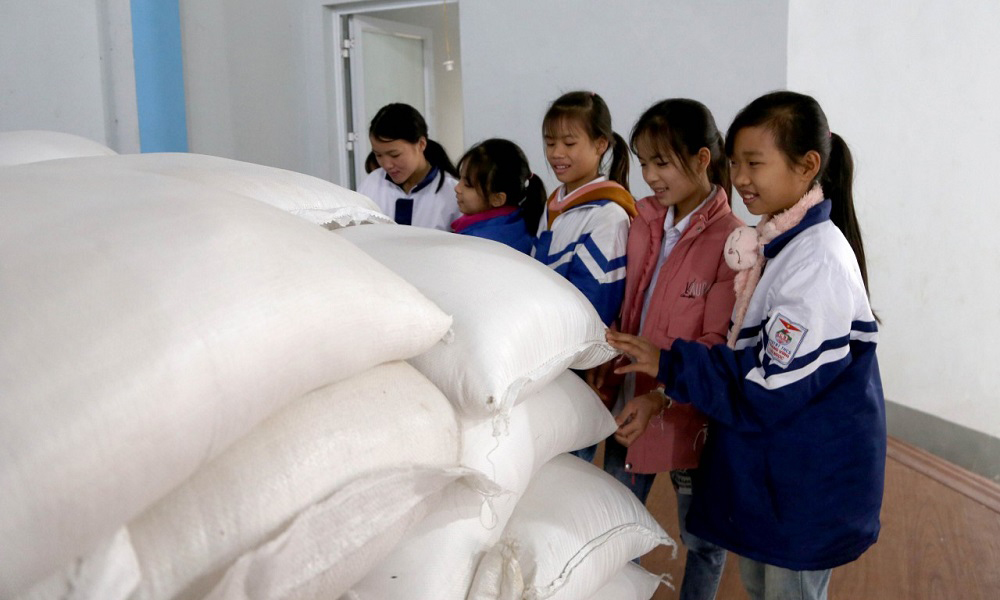 Tiếp nhận gạo dự trữ quốc gia hỗ trợ cho học sinh trong học kỳ II năm học 2024-2025