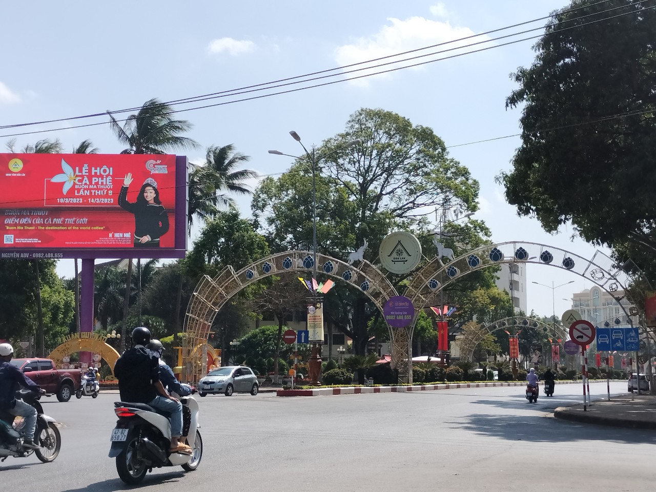 Đường dây nóng 1900.86.86.47 tiếp nhận và xử lý giữ xe nâng giá sai quy định tại Lễ hội Cà phê Buôn Ma Thuột lần thứ 9